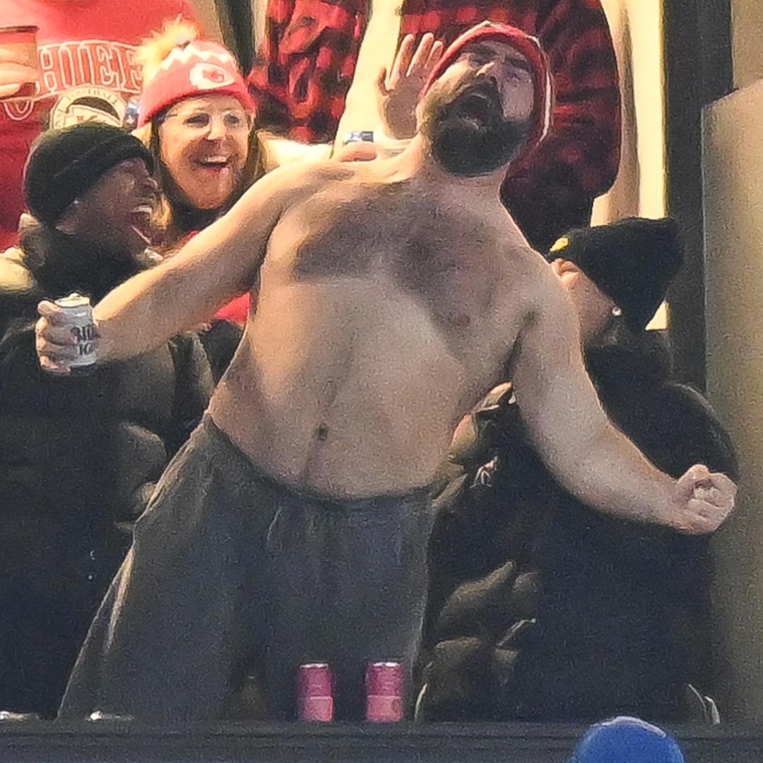 How Taylor Swift Reacted to Jason Kelce Lifting Up Little Girl at Game